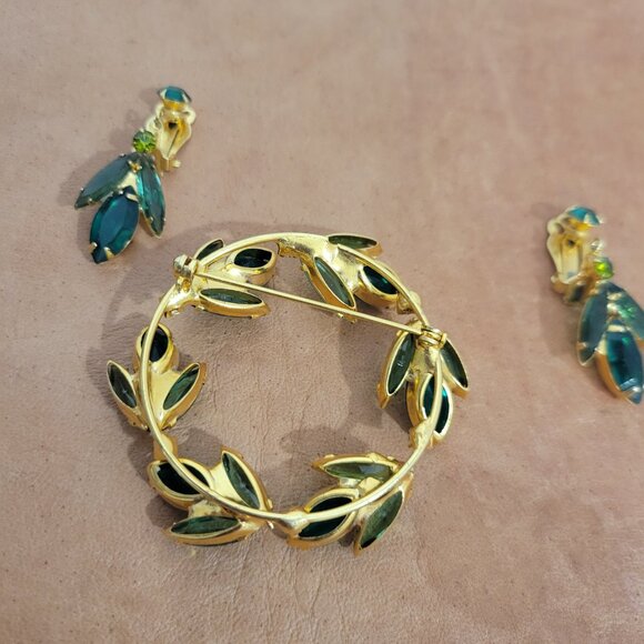 Vintage Emerald Rhinestone Brooch and Clip on Earrings Set - Picture 4 of 4